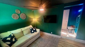 A living room with a sofa, a lamp, and a ceiling fan. - Moody Stoody-O Near Las Olas Beach & Holiday Park (Fort Lauderdale)