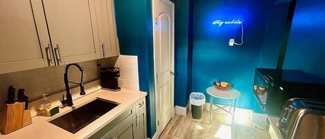 Frigorífico, microondas, horno y placa de cocina