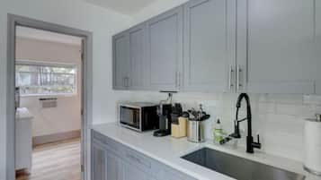 Kjøleskap, mikrobølgeovn, kokeplater og kaffetrakter/tekoker