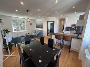 Una televisión de pantalla plana