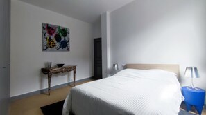 1 makuuhuone, tallelokero huoneessa, työpöytä, silitysrauta/-lauta