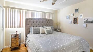 3 bedrooms, desk, WiFi, bed sheets