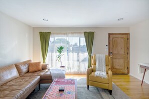 Smart TV - A 3 Bed, 2 bath immaculate and cozy home with a great backyard and location! (San Diego)