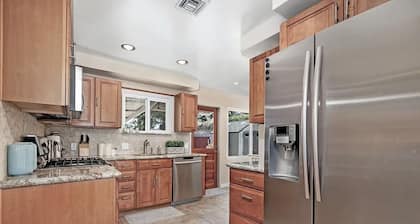 A 3 Bed, 2 bath immaculate and cozy home with a great backyard and location!