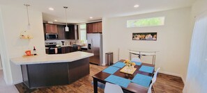 Frigorífico, microondas, horno y placa de cocina