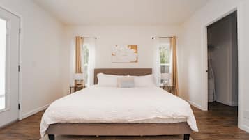 3 chambres, bureau, fer et planche Ă repasser, lit parapluie