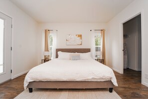 3 dormitorios, escritorio, tabla de planchar con plancha y cuna de viaje