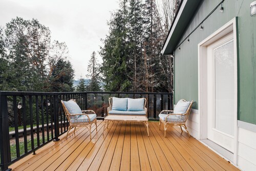 3 bed 2 bath~full house~ocean-mountain-views~hottub~quite-ngbd~port angeles.