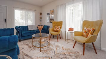 Smart-TV, Bücher, Stereoanlage