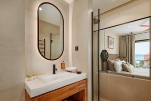 Standaard kamer, uitzicht op zee | Badkamer | Een douche, een regendouche, gratis toiletartikelen, een haardroger