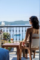 Deluxe Oda, 2 Yatak Odası, Deniz Manzaralı | 2 yatak odası, minibar, masa, ses yalıtımı 