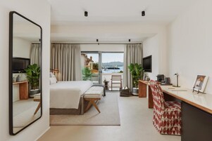 Minibar, escritorio y sistema de insonorización 