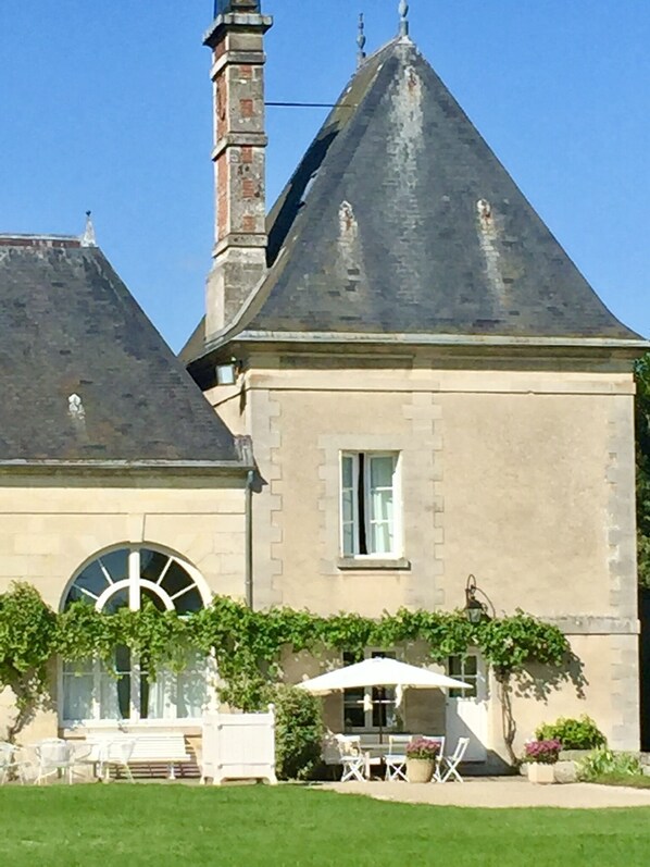 Exterior - Charming Romantic Tower in Chateau Estate (Ocquerre)