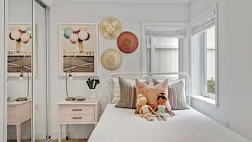 4 bedrooms, iron/ironing board, WiFi, bed sheets