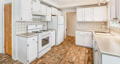Spacious 3 BR Modern Home in Grosse Pointe Park