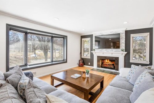 Spacious 3 BR Modern Home in Grosse Pointe Park