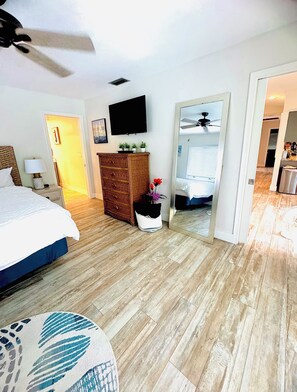 3 habitaciones, tabla de planchar con plancha y cuna de viaje 
