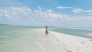 Una spiaggia nelle vicinanze, lettini da mare, teli da spiaggia