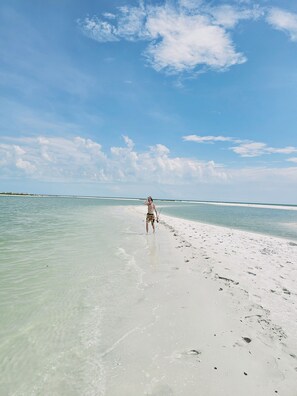 Playa en los alrededores, camastros y toallas de playa 