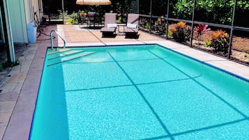 Utendørsbasseng og et oppvarmet basseng