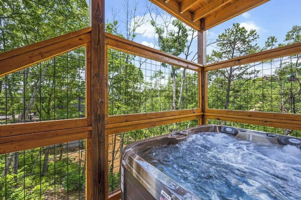 * Relaxing 2BD Cabin w\/ VIEWS! Arcade & HOT TUB! *