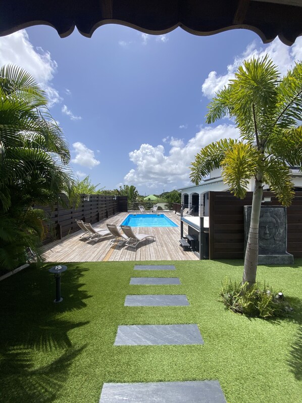 حمّام سباحة خارجي، حمّام سباحة مُدفَّأ