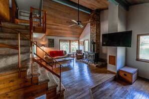 Smart-TV, Kamin, Bücher, Stereoanlage