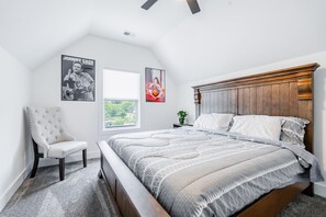 4 bedrooms, iron/ironing board, WiFi, bed sheets - Entire Selfie House with Pool Table/Custom Bar (Nashville)