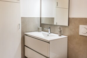 Shower, bidet, towels - P011 - Porto Recanati, new studio facing the sea (Porto Recanati)