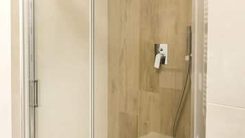 Chuveiro, bidê, toalhas de banho