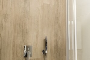 Bruser, bidet, håndklæder
