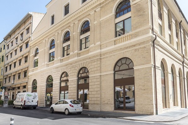 المنشأة من الخارج