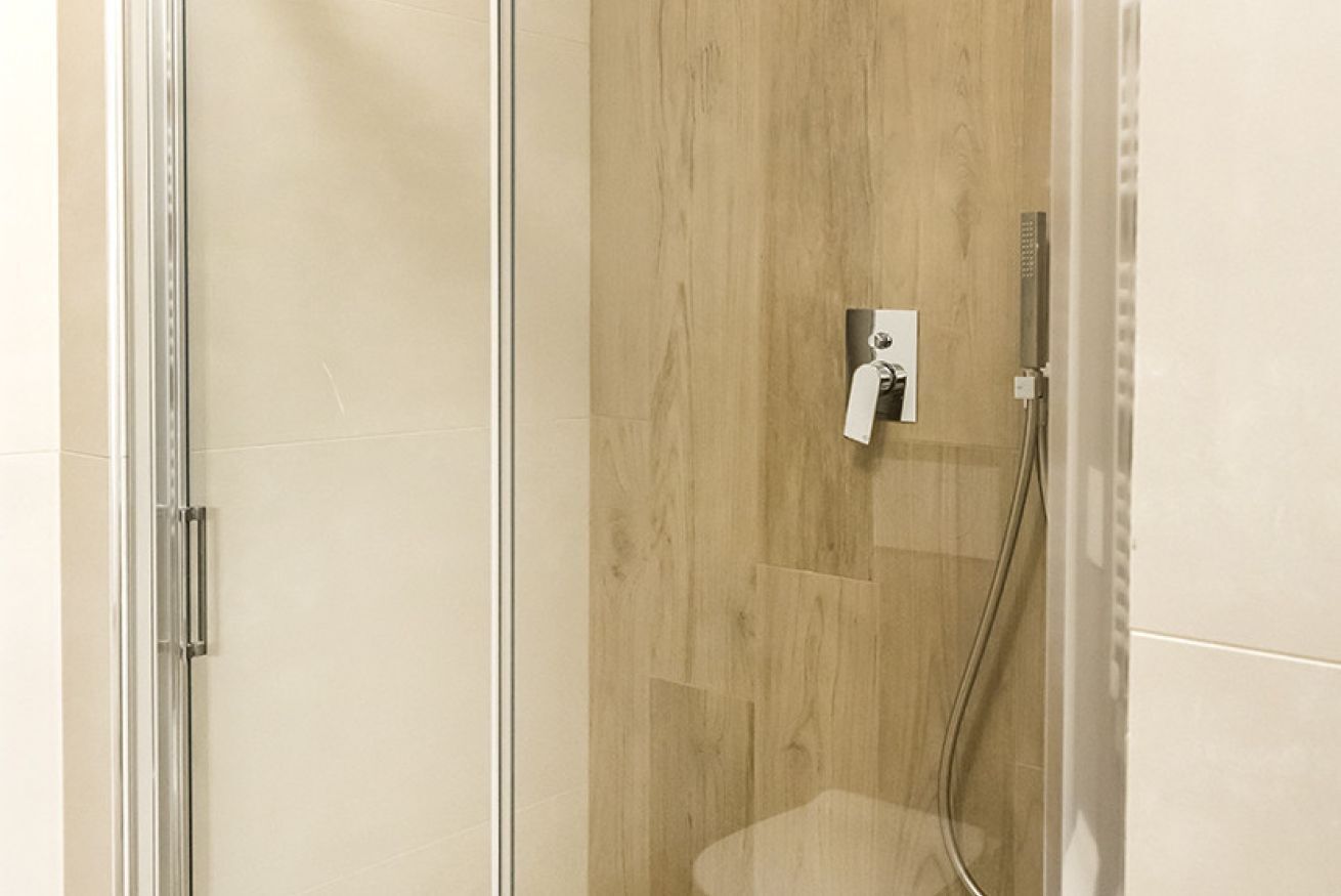 Shower, bidet, towels