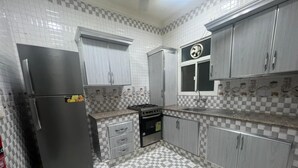 Full-size fridge, electric kettle, cookware/dishes/utensils - Al Ghad Al Mushriq (Salalah)