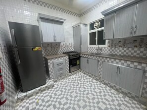 Full-sized fridge, electric kettle, cookware/dishes/utensils - Al Ghad Al Mushriq (Salalah)
