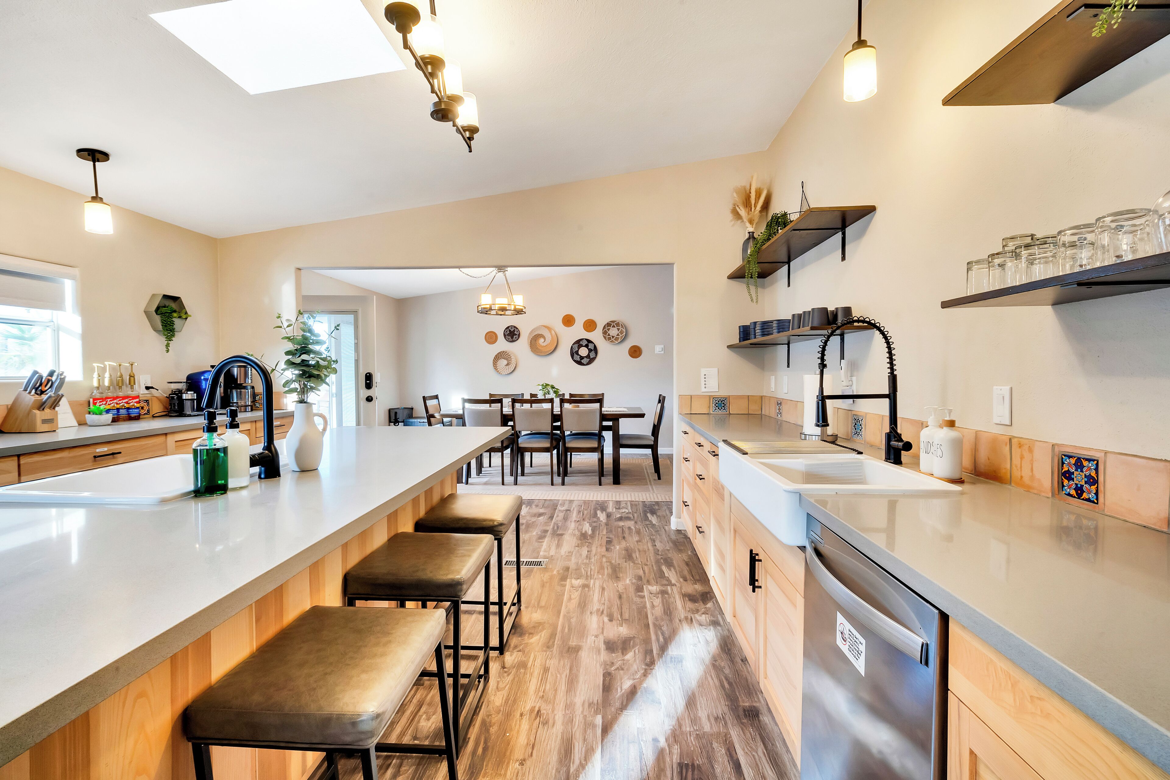 Réfrigérateur, four à micro-ondes, un four, surface de cuisson