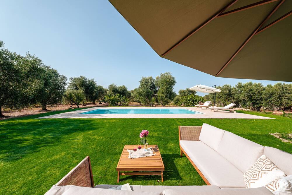 Relaxing holidays in typical trulli and lamie with private pool