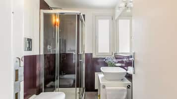 Doccia, asciugacapelli, bidet, asciugamani