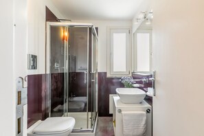 Shower, hair dryer, bidet, towels