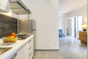 Fridge, oven, stovetop, dishwasher - GuestHost - Charming villa of 105 sqm located on two levels, can accommodate up to 5 people. The property is located in Quercianella, surrounded by the green pine forest and the scents of the Mediterranean maquis. Just 800 meters from the sea!The propert (Quercianella)