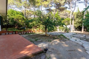 Property grounds - GuestHost - Charming villa of 105 sqm located on two levels, can accommodate up to 5 people. The property is located in Quercianella, surrounded by the green pine forest and the scents of the Mediterranean maquis. Just 800 meters from the sea!The propert (Quercianella)