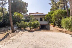 Exterior - GuestHost - Charming villa of 105 sqm located on two levels, can accommodate up to 5 people. The property is located in Quercianella, surrounded by the green pine forest and the scents of the Mediterranean maquis. Just 800 meters from the sea!The propert (Quercianella)