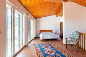 3 bedrooms, iron/ironing board, internet