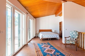 3 bedrooms, iron/ironing board, Internet