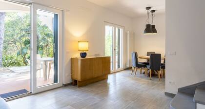 GuestHost - Charming villa of 105 sqm located on two levels, can accommodate up to 5 people. The property is located in Quercianella, surrounded by the green pine forest and the scents of the Mediterranean maquis. Just 800 meters from the sea!The propert