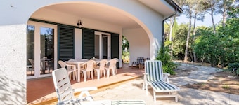 GuestHost - Charming villa of 105 sqm located on two levels, can accommodate up to 5 people. The property is located in Quercianella, surrounded by the green pine forest and the scents of the Mediterranean maquis. Just 800 meters from the sea!The propert