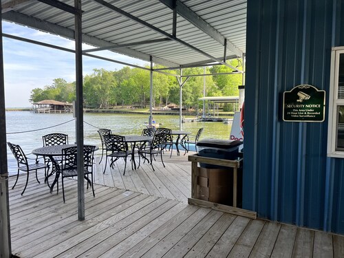 2Br Getaway-  2 Min. Walk to Lake Livingston and Marina