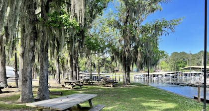 2Br Getaway- Walk to Lake Livingston and Marina