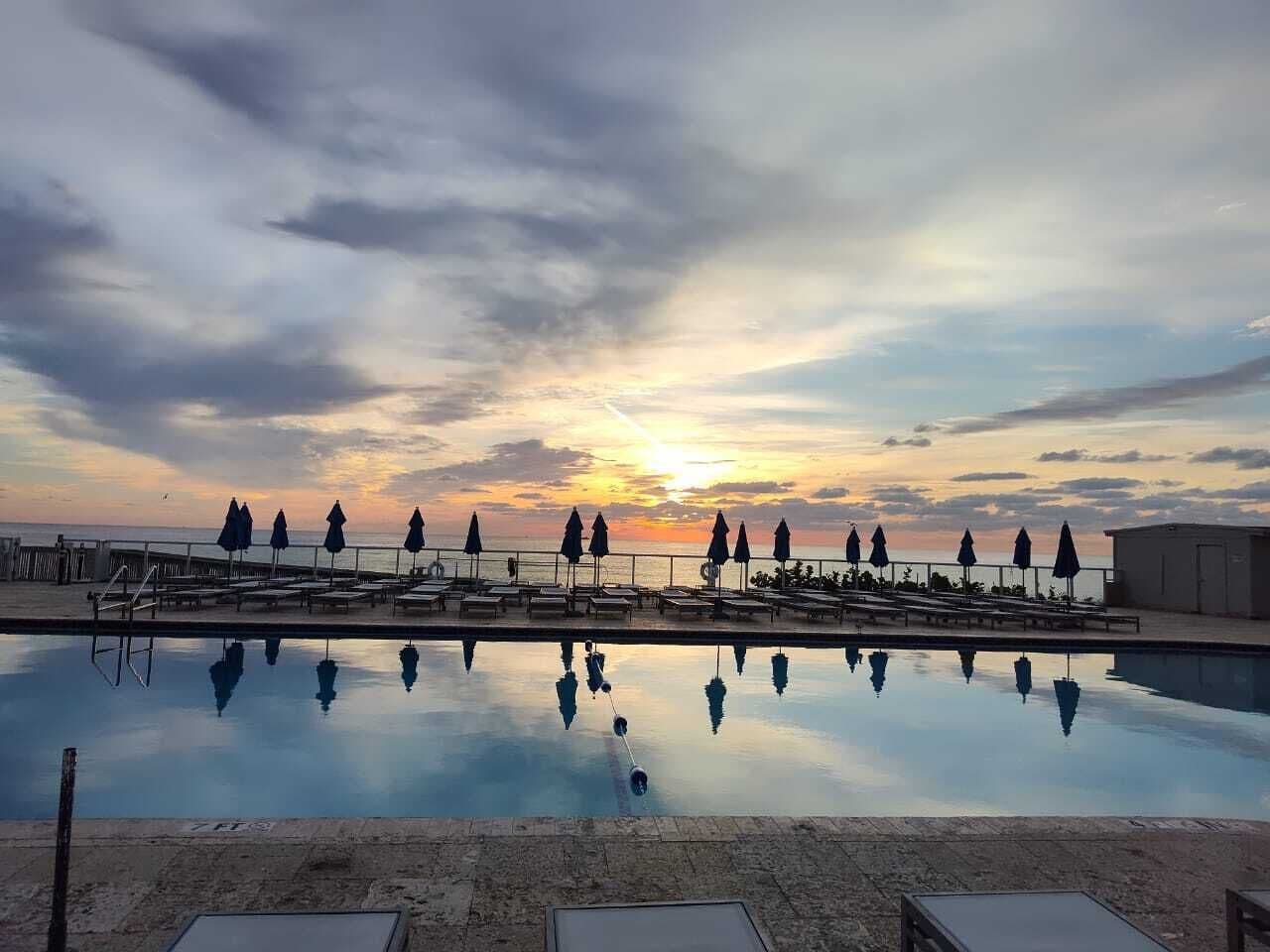 Una piscina al aire libre, una piscina climatizada