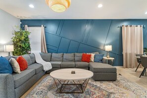 Smart TV, video games, foosball - Near Disney! Theater Room! Game Room! Pool/Spa! (Kissimmee)